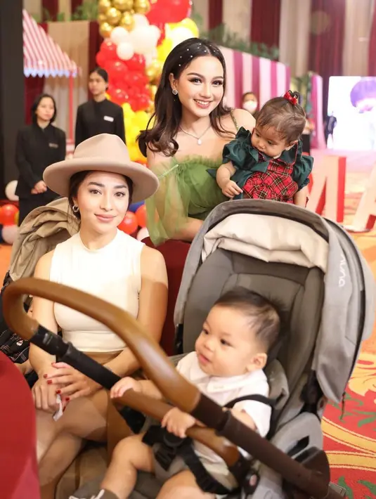 Nikita Willy dan Baby Izz tampil simpel mengenakan atasan putih dan bawahan nuansa coklat. @nandaarsynt.