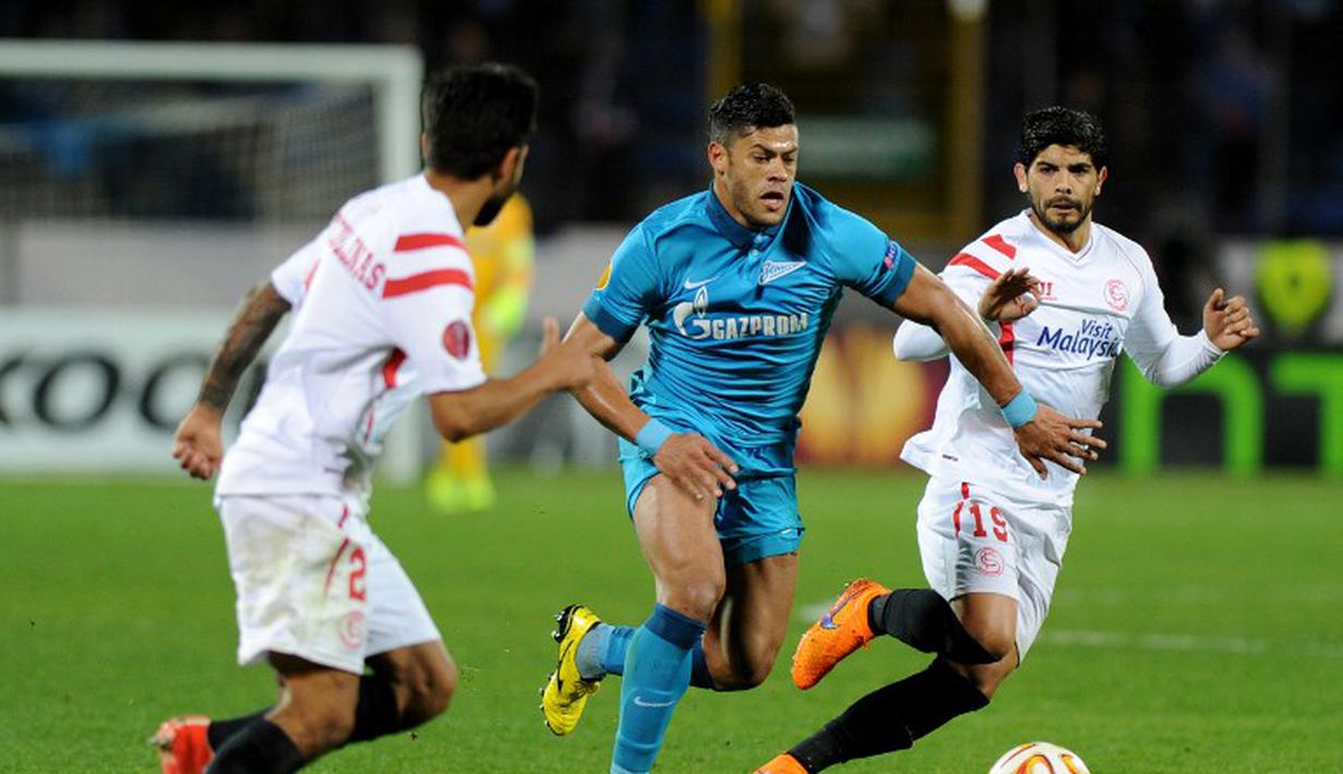 Penggawa Zenit st Petersburg, Hulk, melakukan dribling saat timnya melawan Sevilla dalam perempat final leg kedua European League, Jumat (24/4/2015). (AFP)