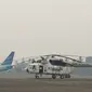 Pesawat Garuda mendarat di Bandara Sultan Thaha Jambi, di tengah kabut asap yang menyelimuti Kota Jambi, Selasa (17/9/2019). (Liputan6.com/Gresi Plasmanto)
