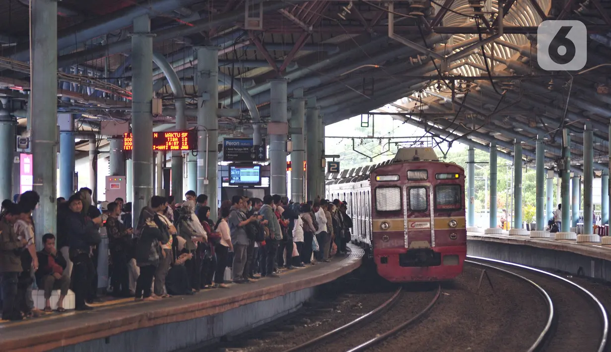 Calon penumpang menunggu kedatangan KRL di Stasiun Juanda, Jakarta, Rabu (20/11/2019). PT KCI akan menambah perjalanan KRL mulai 1 Desember yang disesuaikan dengan Gapeka 2019 guna meningkatkan pelayanan dan mendorong masyarakat menggunakan transportasi publik. (merdeka.com/Iqbal S. Nugroho)