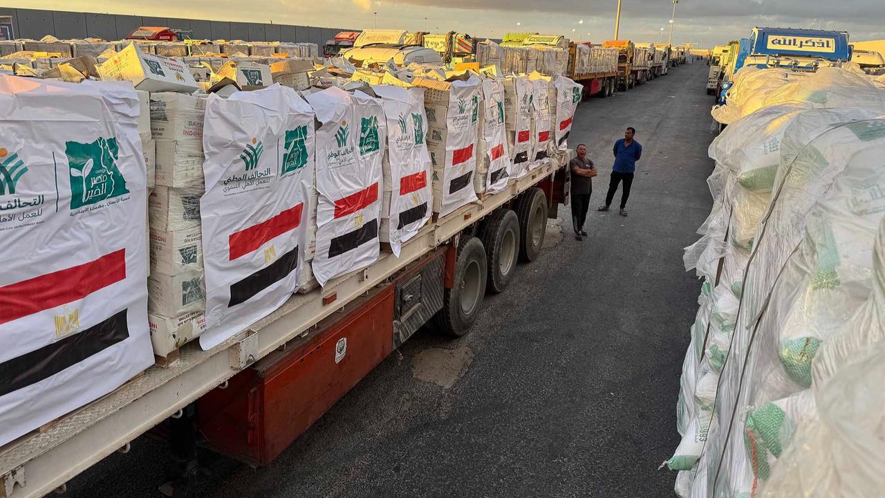 FOTO: Truk-Truk Bantuan Kemanusiaan  Mengular di Rafah, Harapan Gencatan Senjata Segera Terwujud