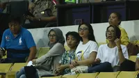 Ariel Tatum (kedua dari kanan) menyaksikan laga Persija Jakarta vs Sriwijaya FC (Liputan6.com / Helmi Fithriansyah)