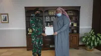 Duta Besar (Dubes) Arab Saudi untuk Indonesia Esam Abid Althagafi memberikan apresiasi sekaligus penghargaan kepada tim rumah Rumah Sakit Darurat Covid-19 (RSDC) Wisma Atlet Kemayoran.
