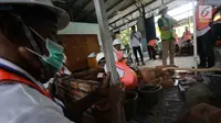Sejumlah pekerja mengikuti pelatihan dan sertifikasi di Workshop Balai Jasa Konstruksi, Jakarta (6/12). Pelatihan ini juga untuk mendukung program pemerintah untuk memberikan sertifikasi kepada pada tukang di Jakarta. (Liputan6.com/Faizal Fanani)