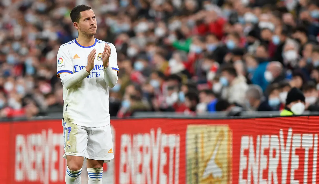 1. Eden Hazard merupakan pemain paling tajir di Real Madrid. Per pekan Hazard menerima gaji yang fantastis yakni sebesar 600 ribu Euro atau setara 9,1 miliar rupiah. Namun gaji yang diterimanya tidak sebanding dengan penampilannya di Madrid. Selama tiga tahun dia gagal memenuhi ekspektasi sebagai superstar baru. Masalah cedera kambuhan membuat Hazard tidak bisa main maksimal. Namun musim ini Hazard tampak siap memberikan permainan terbaiknya untuk Real Madrid. (AFP/Ander Gillenea)