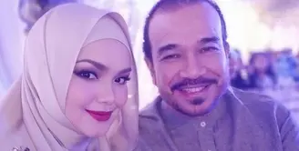 Siti Nurhaliza kini sedang berbahagia, kehamilan yang selama ini dinanti akhirnya tiba juga setelah 11 tahun menikah dengan sang suami, Datuk Seri Khalid. Kebahagiaan semakin terasa dengan kemesraan keduanya. (Instagram/cdtk)