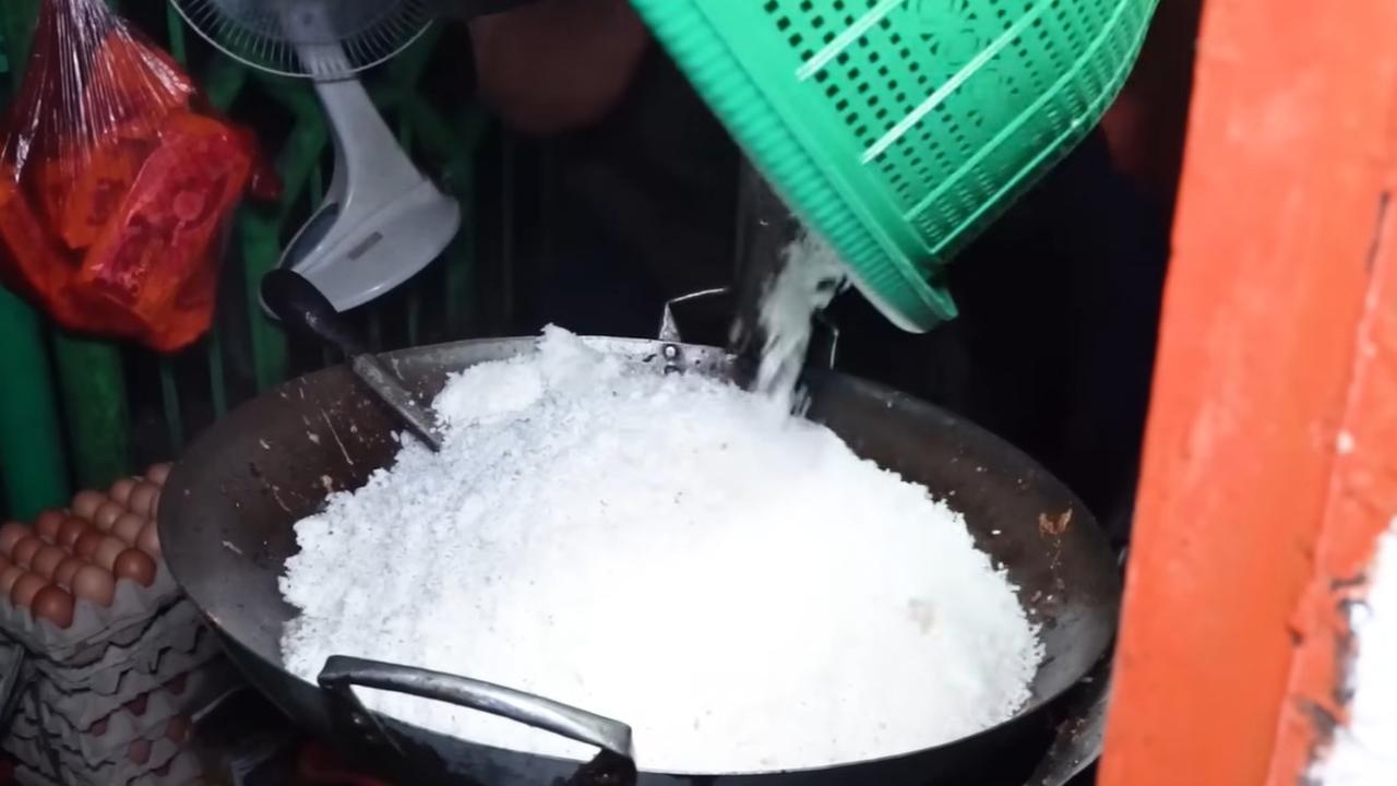 Sehari Bisa Menghabiskan Satu Karung Nasi