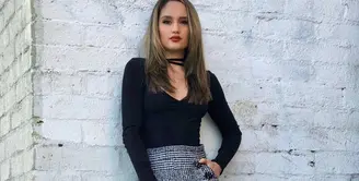 Cinta Laura, selalu berhasil dalam berpenampilan. Apapun yang dikenakannya selalu membuatnya tampak cantik. Terlebih dengan outfit hitam dan membuatnya makin terlihat seksi. (Instagram/claurakiehl)