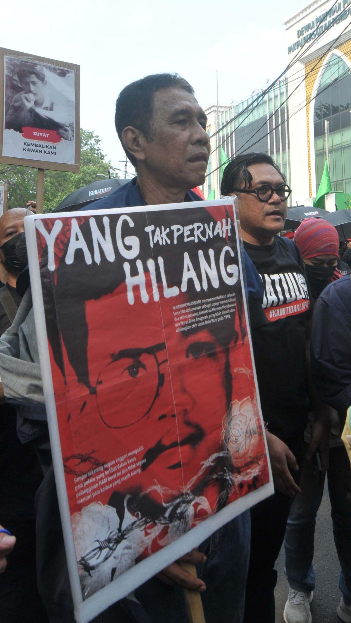 Dalam aksi tersebut mereka mendesak Komnas HAM menetapkan peristiwa pengambilan paksa kantor DPP PDI di Jalan Diponegoro 58 Jakarta Pusat sebagai pelanggaran HAM berat.&nbsp;Foto: Merdeka.com/Imam Buhori