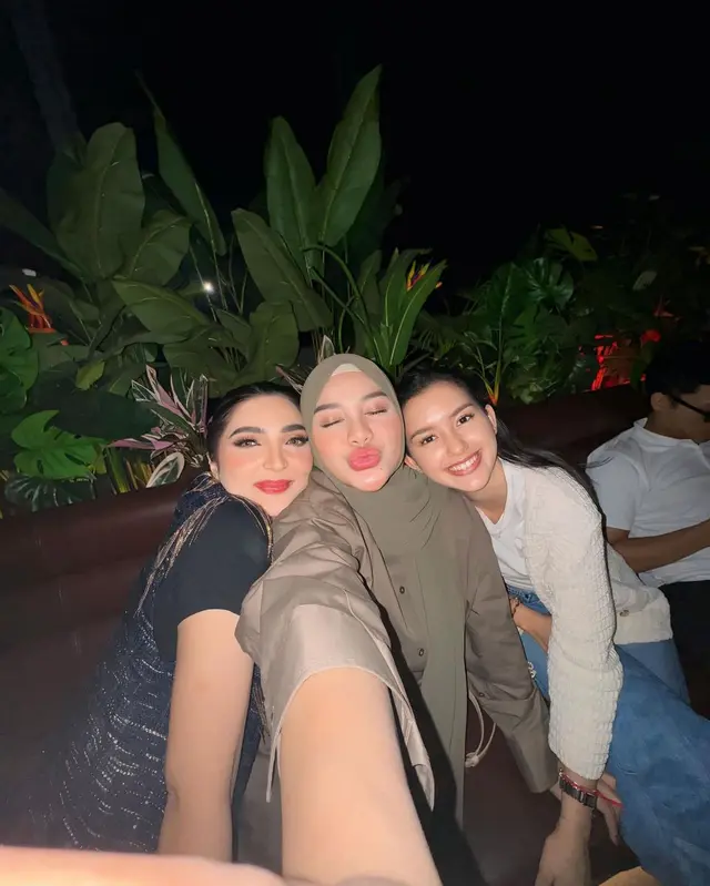 Lanjut kuliah di Inggris, 6 momen perpisahan Sarah Menzel dan keluarga Azriel Hermansyah ini haru