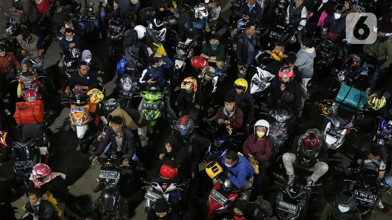 Pemudik sepeda motor padati pelabuhan merak