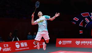 Tunggal putra Indonesia Jonatan Christie dikalahkan  Anders Antonsen dari Denmark pada laga Grup A BWF World Tour Finals 2025 di Hangzhou Olympic Sports Centre Gymnasium, China, Kamis (18/12). (foto: PBSI)