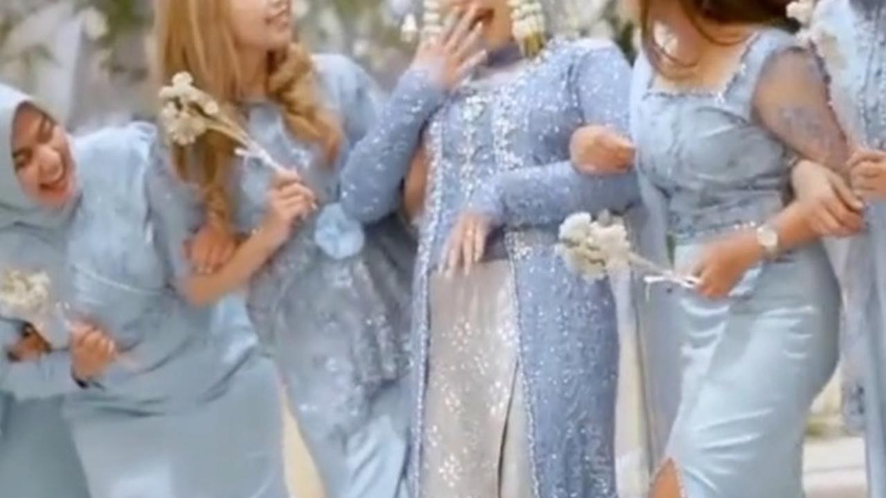 "Pas fotografer kirim foto sama bridesmaid ga ada yang bagus semua pose dia beda dari yang lain kaya bener-bener jelekin hasilnya," tulis Dia.