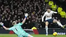 Penyerang Tottenham Hotspur, Son Heung-min berusaha mencetak gol melewati kiper Arsenal Aaron Ramsdale pertandingan lanjutan Liga Inggris di Stadion Tottenham Hotspur di London, Inggris, Minggu (15/1/2023). Arsenal menang atas Tottenham dengan skor 2-0. (AP Photo/Frank Augstein)