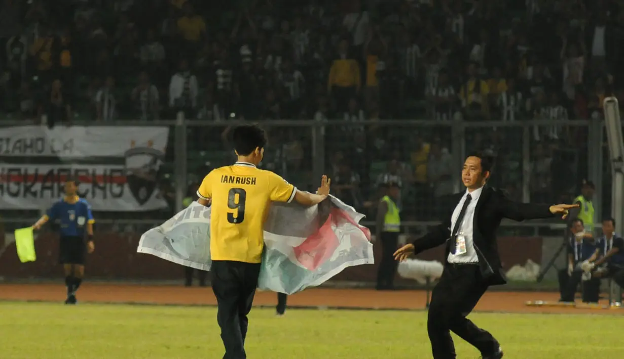 Pengawas pertandingan laga persahabatan ISL All Stars vs Juventus di Stadion GBK, Jakarta, (6/8/2014) langsung meminta suporter keluar lapangan. (Liputan6.com/Helmi Fithriansyah)