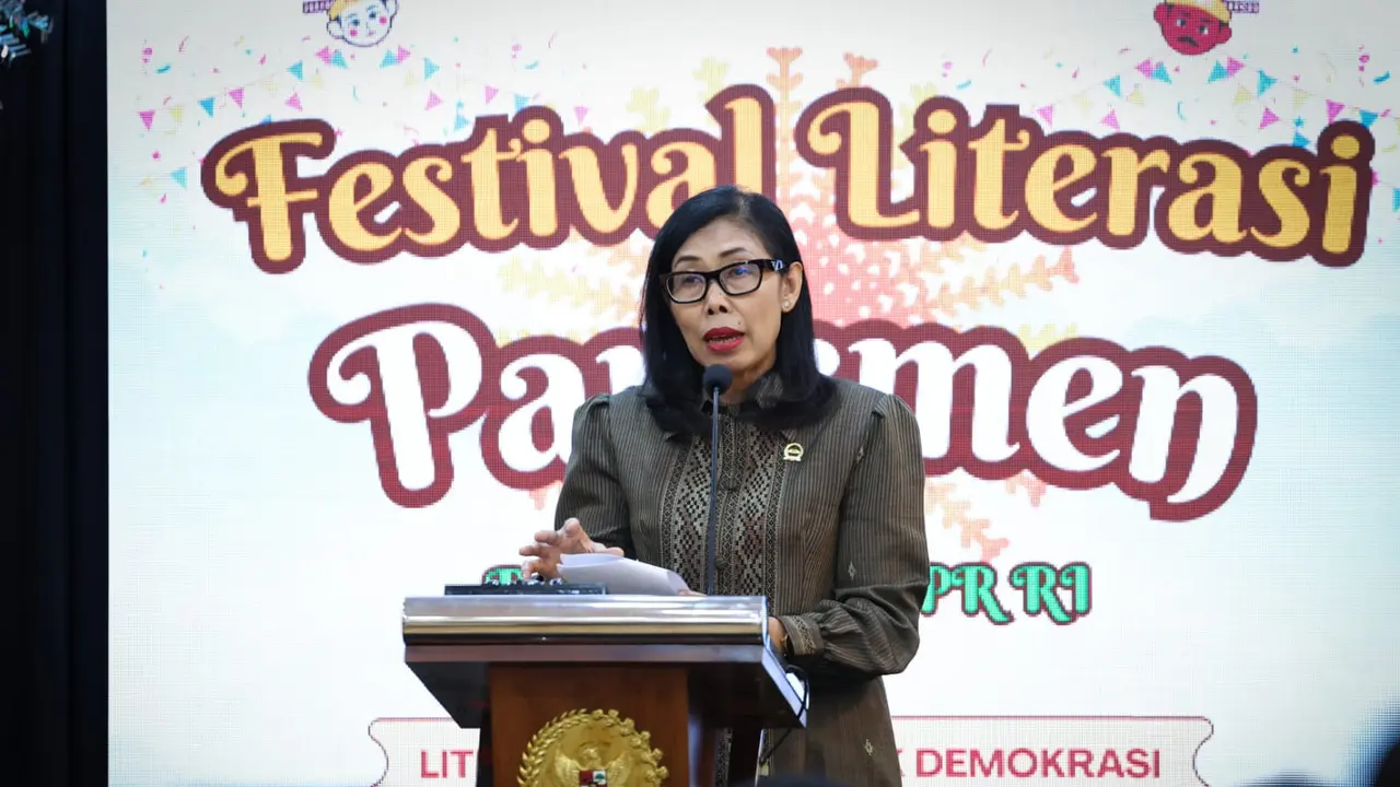 Pelaksana Tugas (Plt) Sekretaris Jenderal DPR RI, Suprihartini saat membuka Festival Literasi Parlemen 2026 di Perpustakaan DPR RI, Kompleks Parlemen, Senayan.