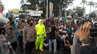 Sejumlah Pendemo di tertibkan saat demo mulai rusuh di Padang (Liputan6.com/Novia Harlina)