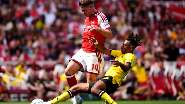 Pemain Borussia Dortmund Filippo Mane (kanan) dan pemain Arsenal Viktor Gyokeres