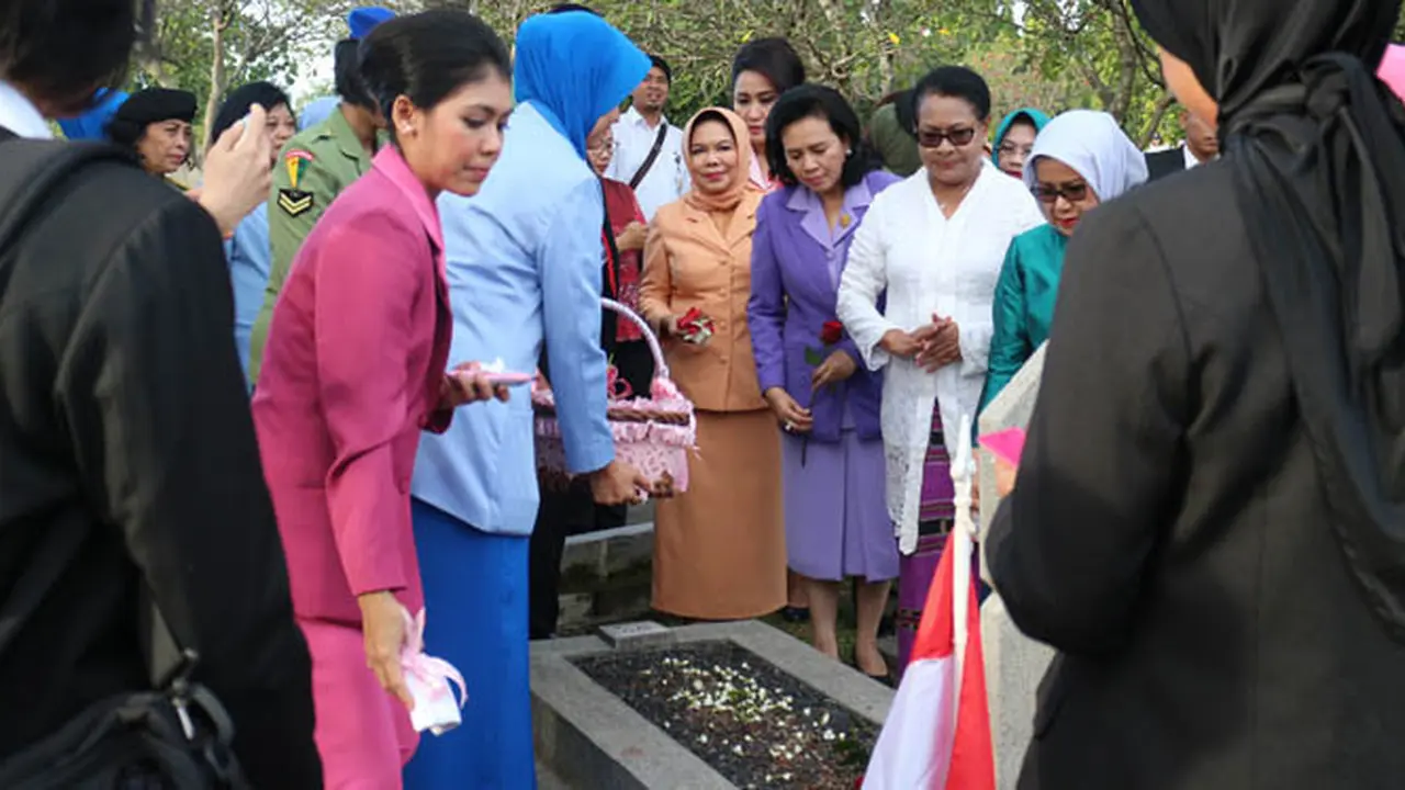 Suasana Ziarah dan Tabur Bunga Menteri Yohana di Makam Pahlawan