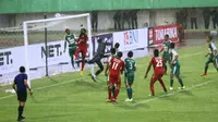 Gol sundulan Hengki Ardilles merobek gawang PS TNI yang dijaga Dhika Bhayangkara. Gol itu membuat Semen Padang unggul 1-0 atas PS TNI. (Bola.com/Robby Firly)