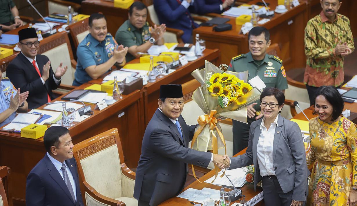 Sebelumnya, kedatangan Menteri Pertahanan Prabowo Subianto disambut hangat seluruh anggota Komisi I DPR. (merdeka.com/Arie Basuki)