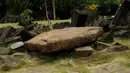 Sebuah batu pipih besar terdapat di teras pertama Situs megalitikum Gunung Padang di Kampung Cimanggu, Cianjur, Jawa Barat, (20/9/2014). (Liputan6.com/Helmi Fithriansyah)
