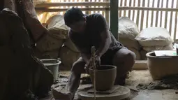 Memulai dari tahun 1970-an, usaha kerajinan keramik Mekar Jaya menjadi bisnis turun temurun dan sudah memasuki generasi ketiga. (merdeka.com/Imam Buhori)