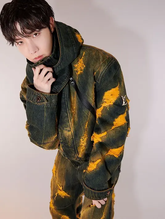 J-Hope BTS terlihat trendy bergaya streetstyle dengan denim hooded jacket dan celana jeans. Look-nya terlihat stylish dengan bordir logo LV dan sentuhan warna oranye sebagai tiedye [@uarmyhope]