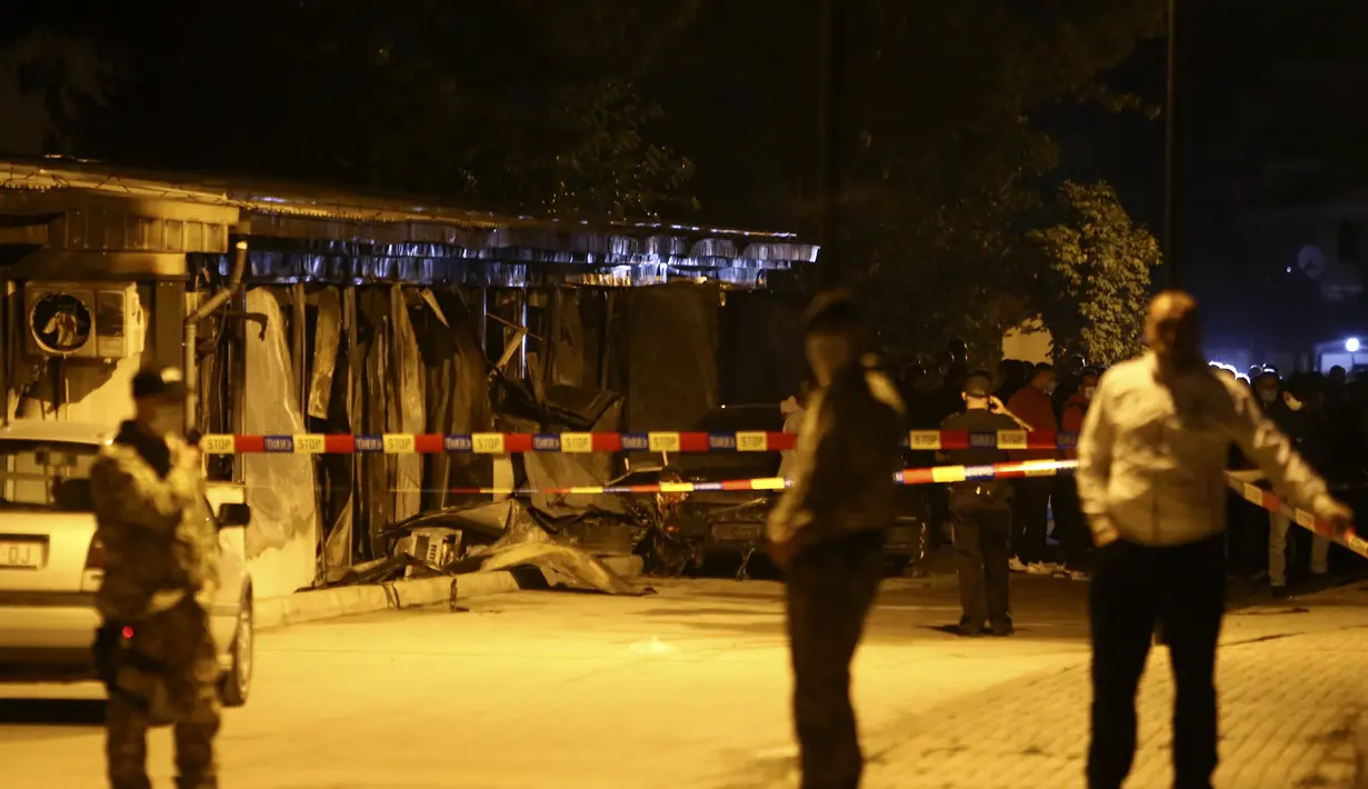 Petugas polisi menjaga akses ke rumah sakit darurat yang terbakar di kota Tetovo, Makedonia Utara, Kamis (9/9/2021). Jumlah korban masih bisa bertambah karena banyak yang mengalami luka parah. 
(AP Photo/Boris Grdanoski)