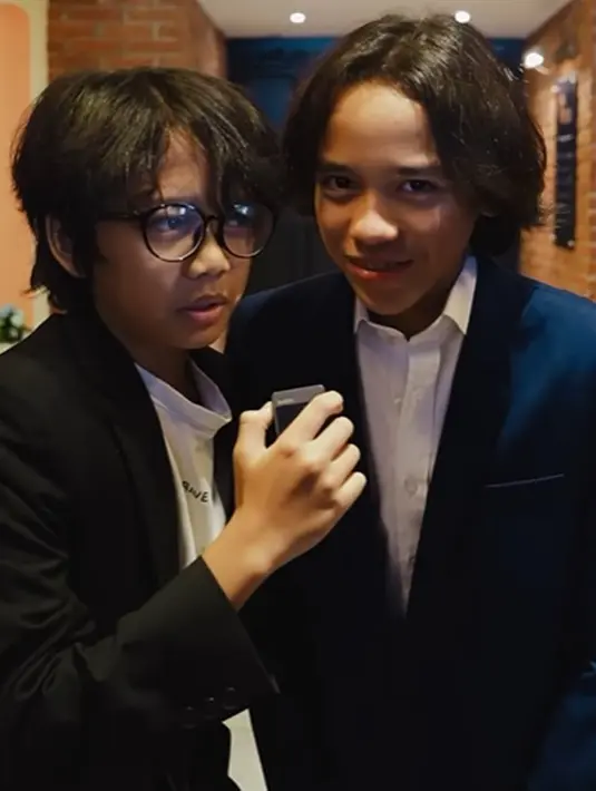 Sang suami Tiko dan Noah tampil bak gentleman. Tiko mengenakan setelan jas dan celana panjang hitam, sedangkan Noah sendiri tampil dengan setelan jas dan celana panjang biru navy. [Foto: Instagram/itsmebcl]