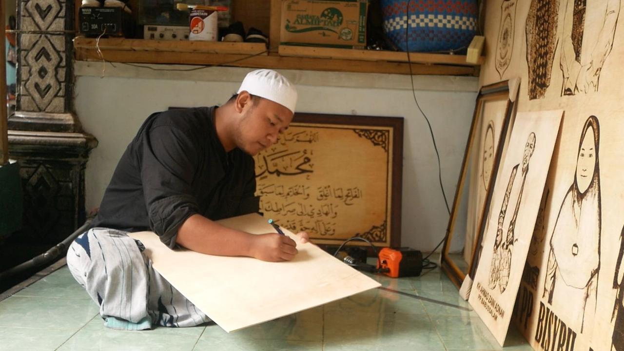 Cerita Pelukis Kaligrafi Lukis Bakar di Lumajang Banjir Orderan saat Ramadan