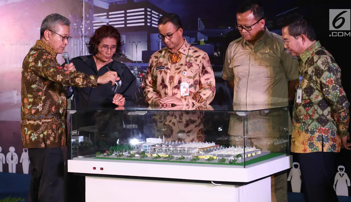 Menteri Kelautan dan Perikanan Susi Pudjiastuti melihat-lihat maket Pasar Ikan Modern (PIM) Muara Baru, Jakarta, Kamis (8/2). (Liputan6.com.Angga Yuniar)