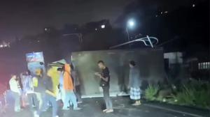 Truk Boks Hantam 4 Kendaraan di Puncak Cianjur, 2 Orang Tewas