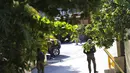 Tentara berjaga di pintu masuk rumah mendiang Presiden Haiti Jovenel Moise di Port-au-Prince, Haiti, Rabu (7/7/2021).  Sementara itu, Ibu Negara Haiti Martine Moise dirawat di rumah sakit setelah serangan selamat dari serangan," kata PM Claude Joseph. (AP Photo/Joseph Odelyn)