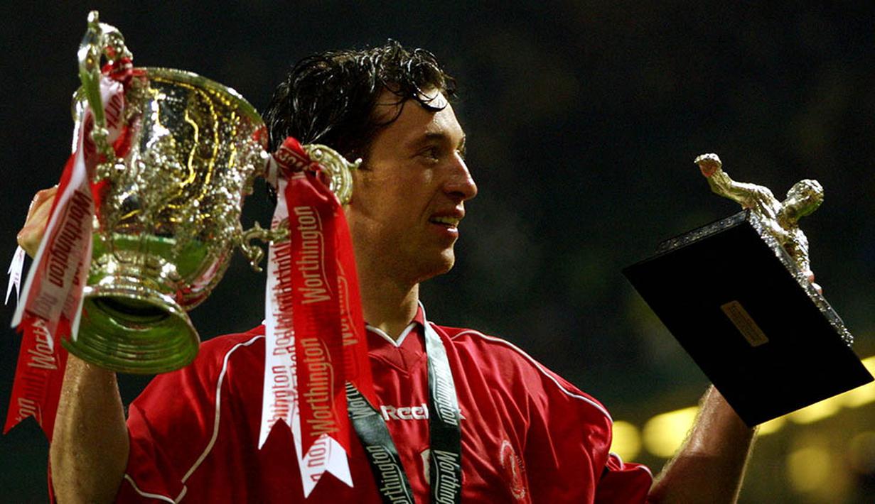 Robbie Fowler, merupakan pesepak bola loyalis yang mengabdikan dirinya bersama Liverpool. Salah satu moment terbaiknya adalah saat mencetak tiga gol kala melawan Arsenal. (AFP Photo/Adrian Dennis)