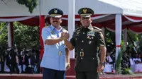 Jenderal TNI Gatot Nurmantyo dan Marsekal TNI Hadi Tjahjanto melakukan salam komando usai upacara serah terima jabatan Panglima TNI di Mabes TNI Cilangkap, Sabtu (9/12). Hadi Tjahjanto resmi menggantikan Gatot Nurmantyo. (Liputan6.com/Faizal Fanani)