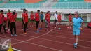 Pelatih Harry W Marra (kanan) memberi arahan latihan pada atlet Indonesia di Stadion Pakansari, Kab Bogor, Selasa (14/2). Harry merupakan pelatih yang membawa Ashton Eaton meraih emas Olimpiade London 2012 dan Rio 2016. (Liputan6.com/Helmi Fithriansyah)