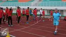 Pelatih Harry W Marra (kanan) memberi arahan latihan pada atlet Indonesia di Stadion Pakansari, Kab Bogor, Selasa (14/2). Harry merupakan pelatih yang membawa Ashton Eaton meraih emas Olimpiade London 2012 dan Rio 2016. (Liputan6.com/Helmi Fithriansyah)