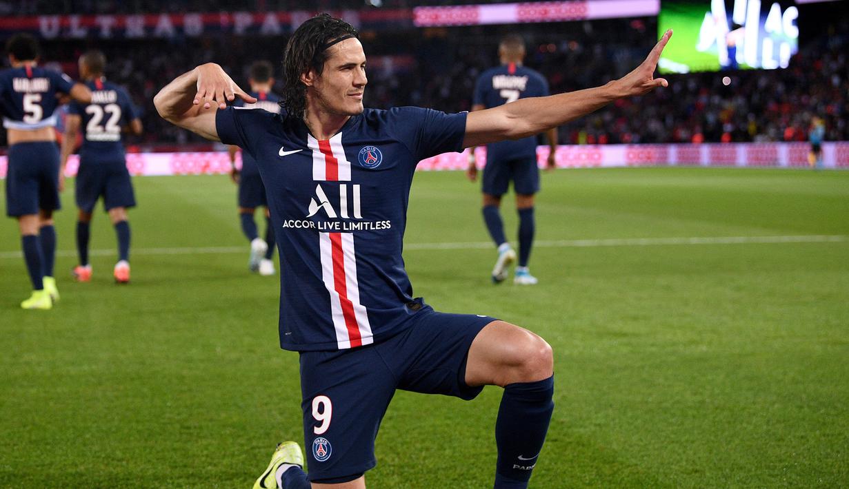 Edinson Cavani. Striker asal Uruguay ini didatangkan Paris Saint-Germain dari Napoli pada awal musim 2013/2014. Total memperkuat PSG selama 7 musim hingga akhir 2019/2020 telah bermain dalam 301 penampilan di semua ajang dengan mencetak 200 gol. (AFP/Franck Fife)
