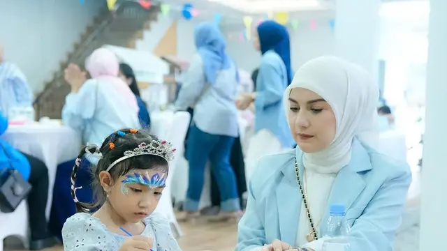 Irish Bella mengenakan baju biru putih saat ulang tahun putra. [@_irishbella_]