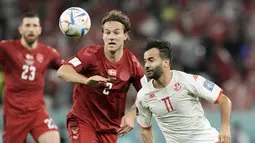 Pemain Denmark, Joachim Andersen berebut bola dengan pemain Tunisia, Taha Yassine Khenissi selama pertandingan grup D Piala Dunia 2022 Qatar di Education City Stadium di Al Rayyan, Qatar, Selasa (22/11/2022). Dengan demikian, kedua tim sama-sama mengumpulkan satu poin di Grup D. (AP Photo /Hasan Ammar)