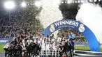 Para pemain Real Madrid merayakan dengan trofi setelah memenangkan pertandingan melawan Eintracht Frankfurt pada final Piala Super Eropa di Stadion Olimpiade Helsinki, Finlandia, Kamis (11/8/2022). Real Madrid menang atas Eintracht Frankfurt 2-0. (AP Photo/Sergei Grits)