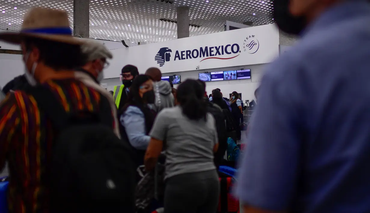 Penumpang Aeromexico menunggu penerbangan setelah lebih dari 70 pilot dinyatakan positif Covid-19 di bandara internasional Benito Juarez, Mexico City, Jumat (8/1/2022). Meksiko secara resmi mencatat 300.101 kematian sejak Maret 2020, termasuk 168 dalam 24 jam terakhir. (PEDRO PARDO/AFP)