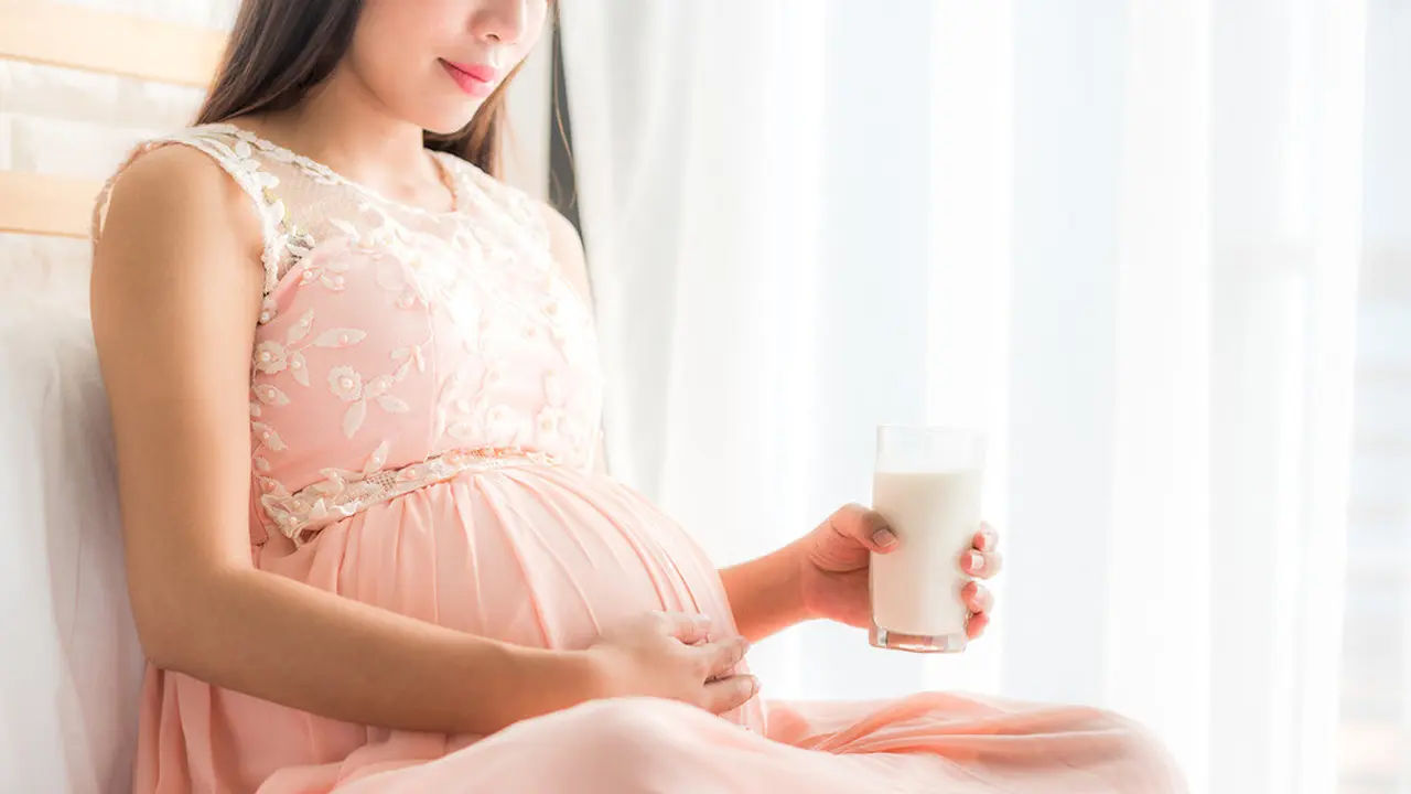 Benarkah Susu Ibu Hamil Lebih Baik dari Susu Biasa? (interstid/shutterstock)