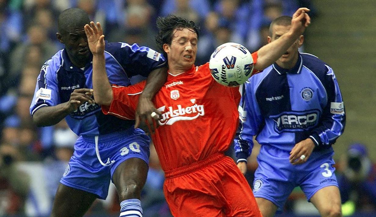 Robbie Fowler yang kini menjabat pelatih klub Arab Saudi, Al Qadsiah FC, tercatat sebagai salah satu pemain termuda yang pernah mencetak hattrick di Premier League. Momen itu terjadi pada pekan ke-13 Premier League musim 1993/1994 saat Liverpool menang 4-2 atas sang tamu Southampton (30/10/1993). Robbie Fowler yang total mencetak 9 hattrick selama 15 musim berkarier di Premier League, masih berusia 18 tahun 174 hari saat mencetak hattrick pertamanya tersebut. (AFP/Gerry Penny)
