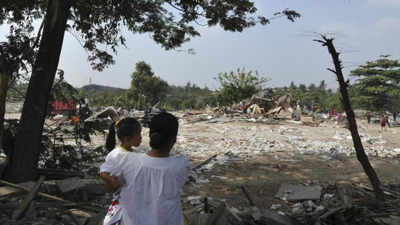 Pembongkaran bangunan liar di bantaran Sungai Cisadane