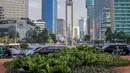Kondisi jalur hijau setelah pembongkaran instalasi bambu Getah Getih di Bundaran HI, Jakarta, Kamis (18/7/2019). Masyarakat kini bisa melihat jelas Monumen Selamat Datang dari halte transjakarta Bundaran HI tanpa terhalang karya seni bernilai Rp550 juta itu. (Liputan6.com/Faizal Fanani)