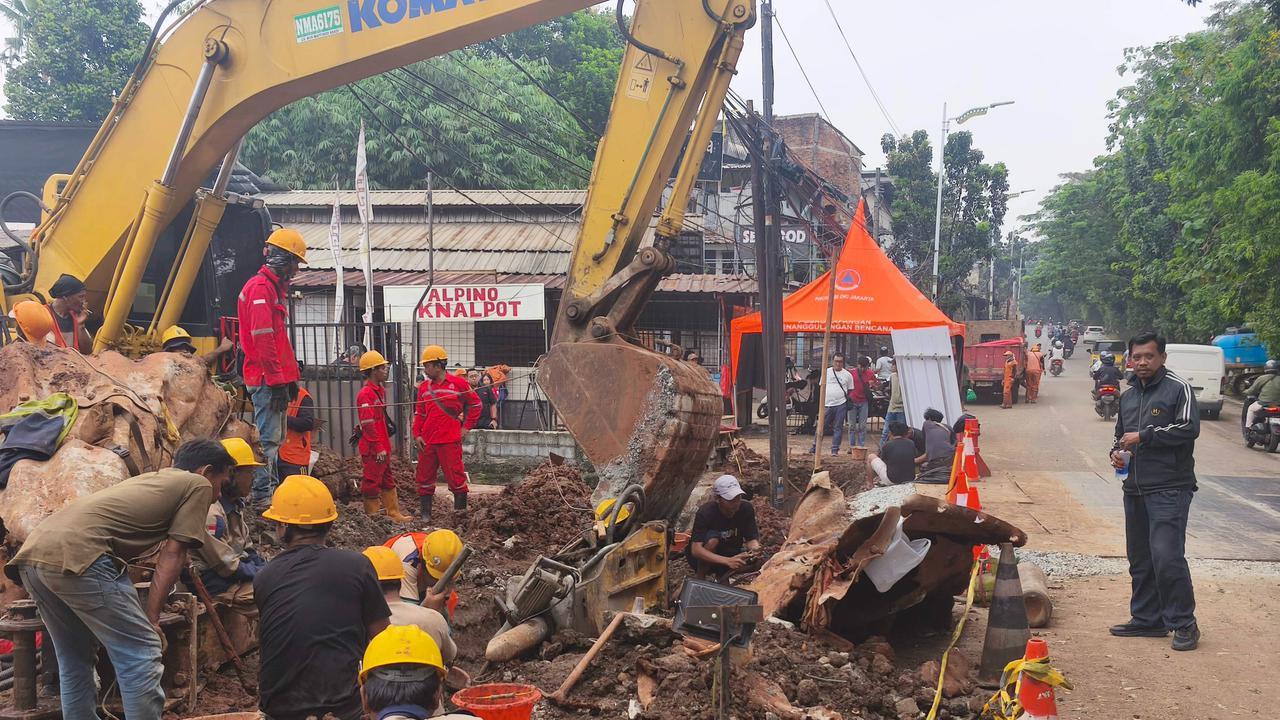 perbaikan jalan lenteng agung amblas