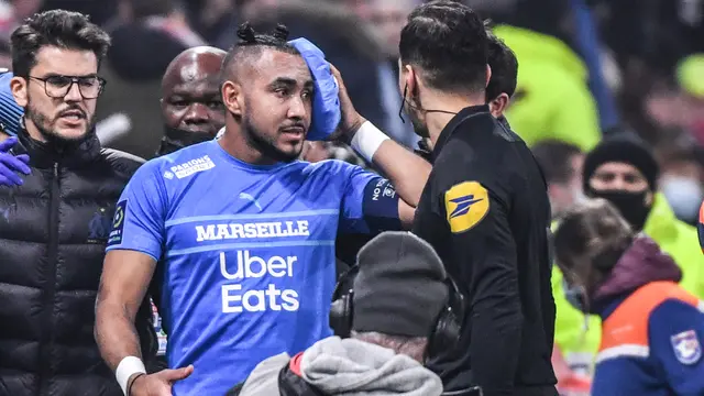 Foto: Dimitri Payet Terkapar usai Dilempar Botol Air oleh Suporter
