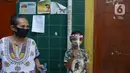 Warga mengenakan masker melihat penyemprotan disinfektan di pemukiman rumah warga  RW 01 Jakarta Pusat, kamis (9/7/2020). Penyemprotan ini untuk mencegah penyebaran virus corona (COVID-19). (merdeka.com/Imam Buhori)